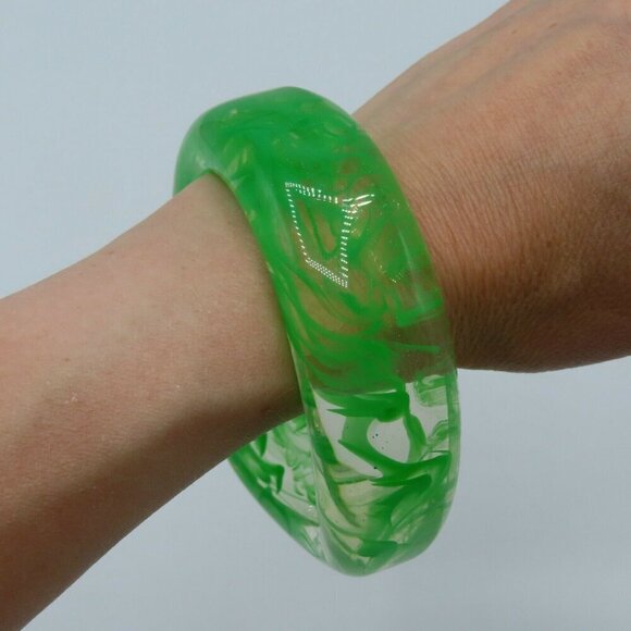 VTG Clear Plastic Paint Swirl Green Asymmetrical Bangle Bracelet Retro Costume - Picture 3 of 8